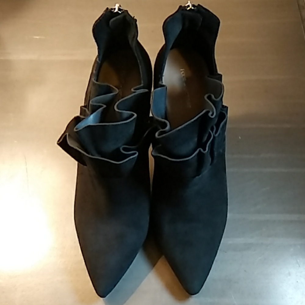 Pour la Victorie Black Suede Heel Pumps Stilleto 9